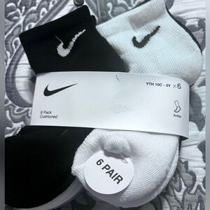 NWT Nike Cushioned Ankle Socks 6-Pack - Black, White, and Gray Size Youth 10C-3Y